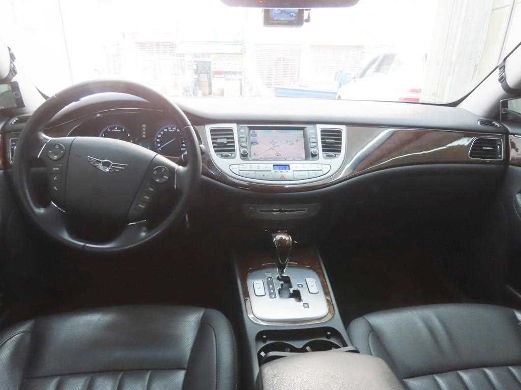 HYUNDAI Genesis - Vista 7