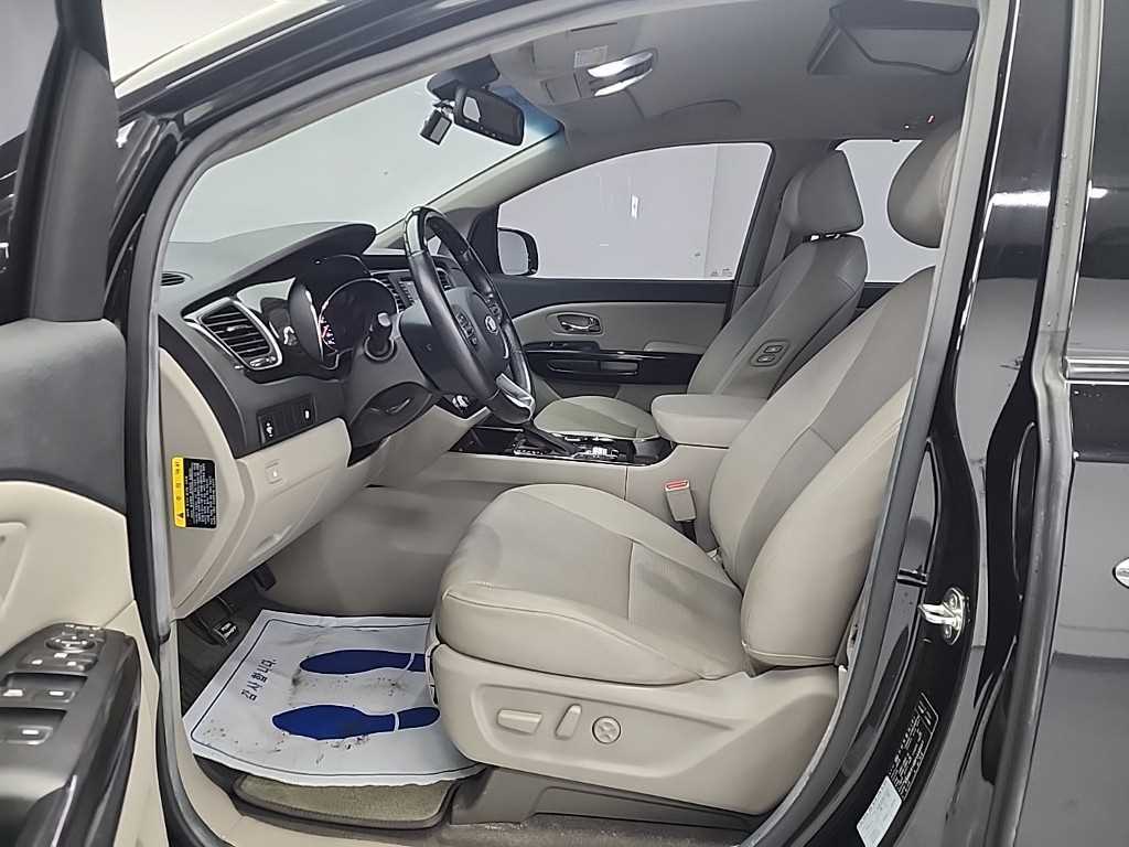 KIA Carnival - Vista 11