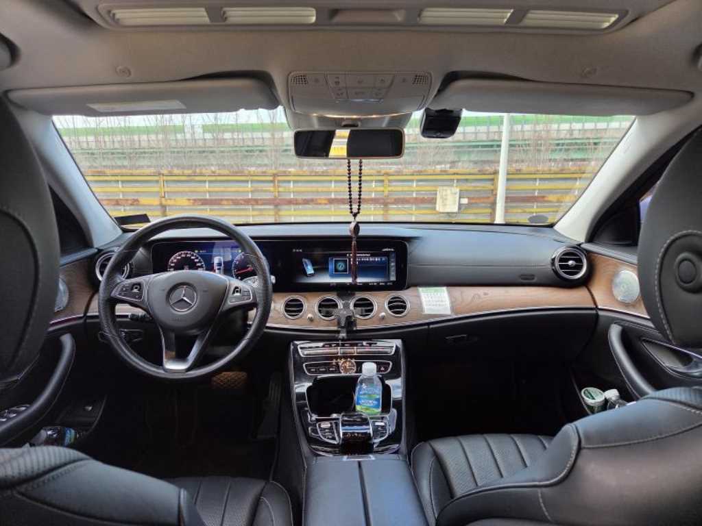 Mercedes Benz E class - Vista 5