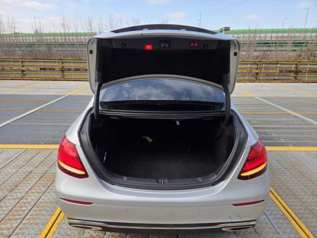 Mercedes Benz E class - Vista 6