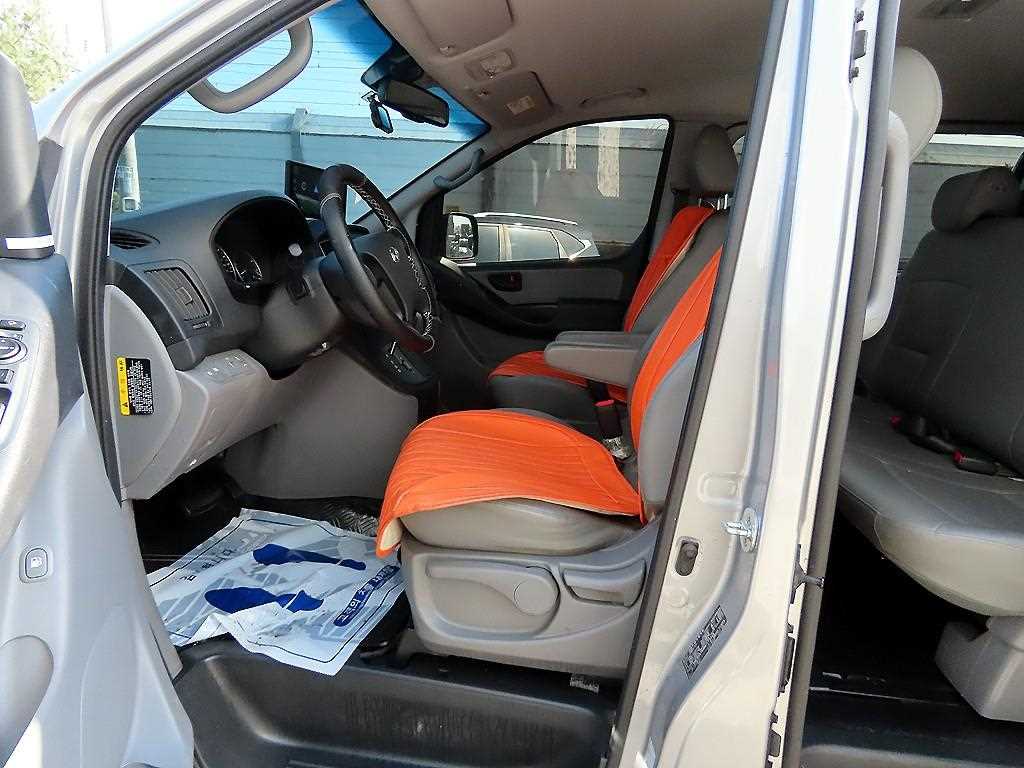 HYUNDAI Starex - Vista 5