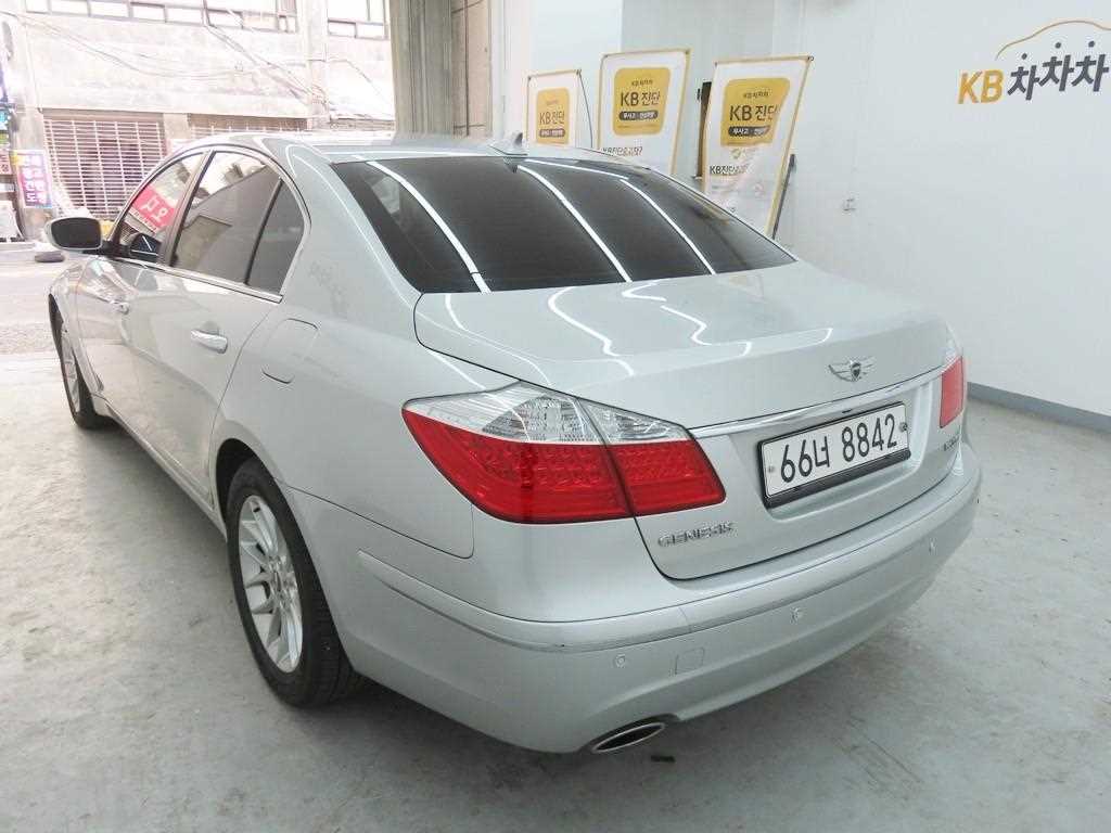 HYUNDAI Genesis - Vista 4