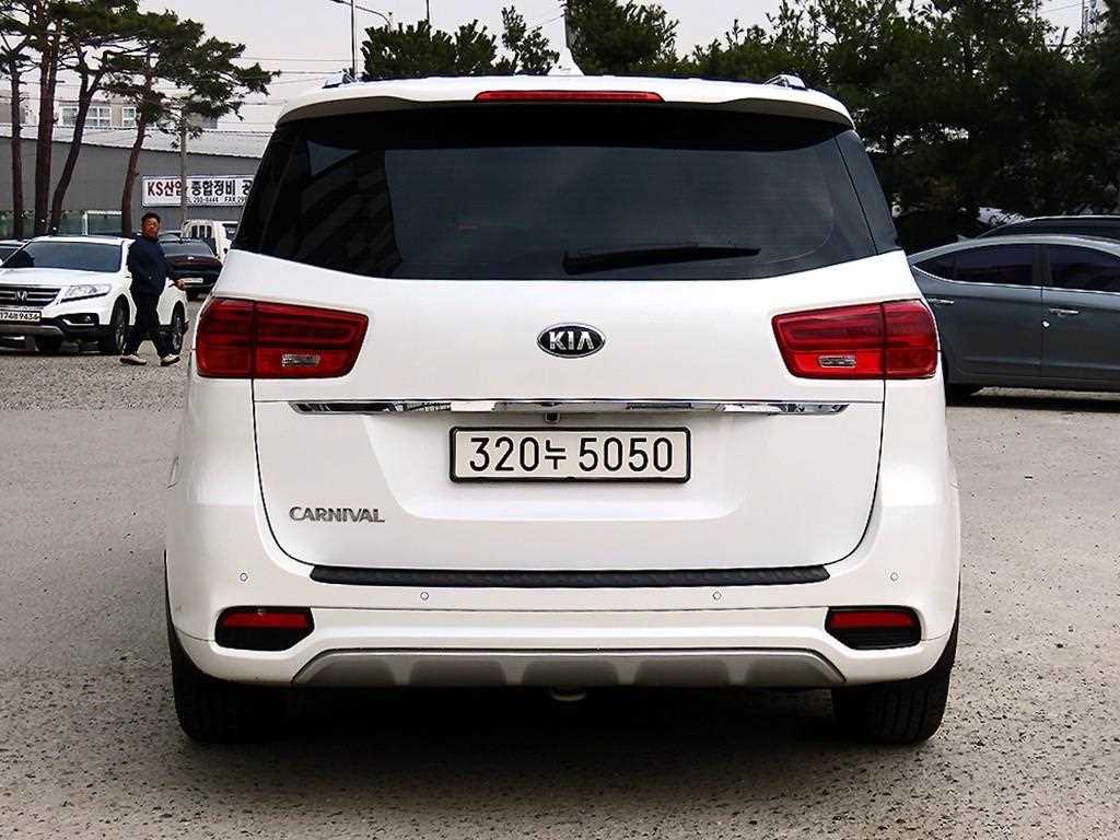 KIA Carnival - Vista 4