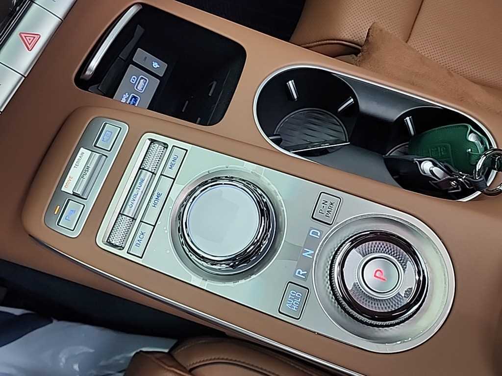 Genesis GV70 - Vista 8