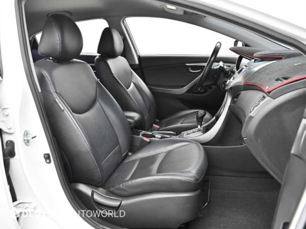 HYUNDAI Avante - Vista 9