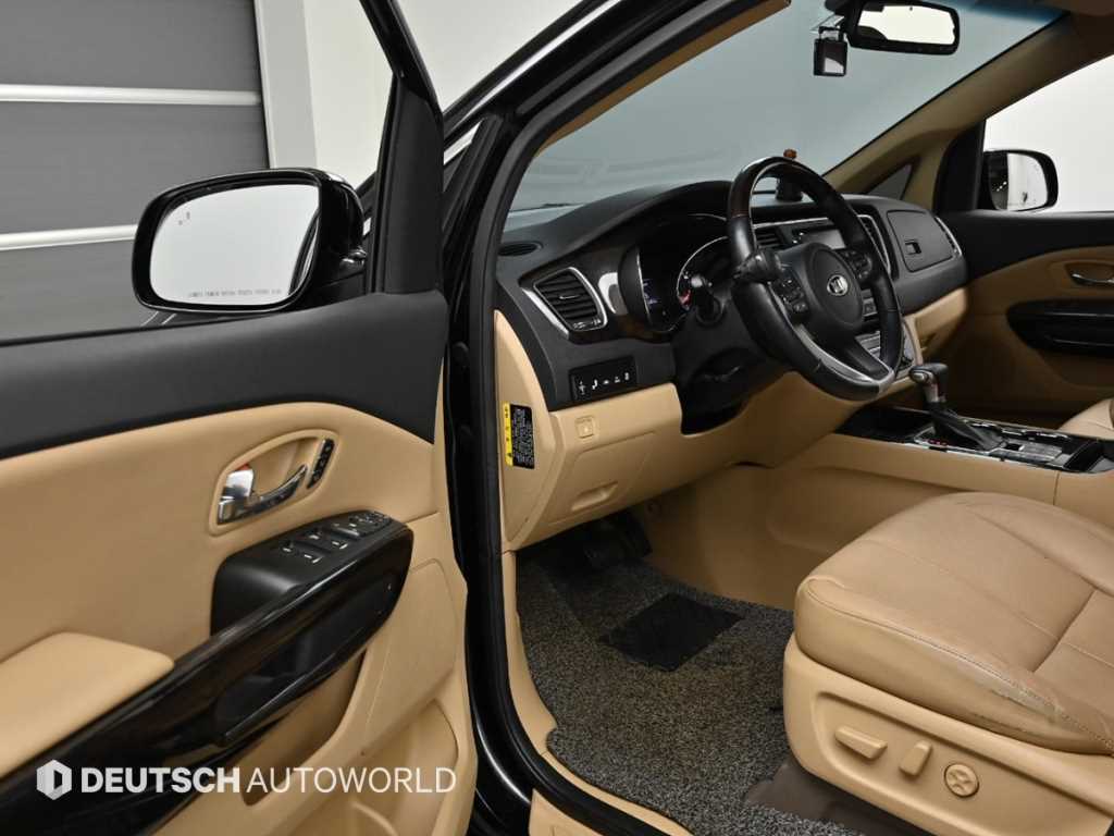 KIA Carnival - Vista 11