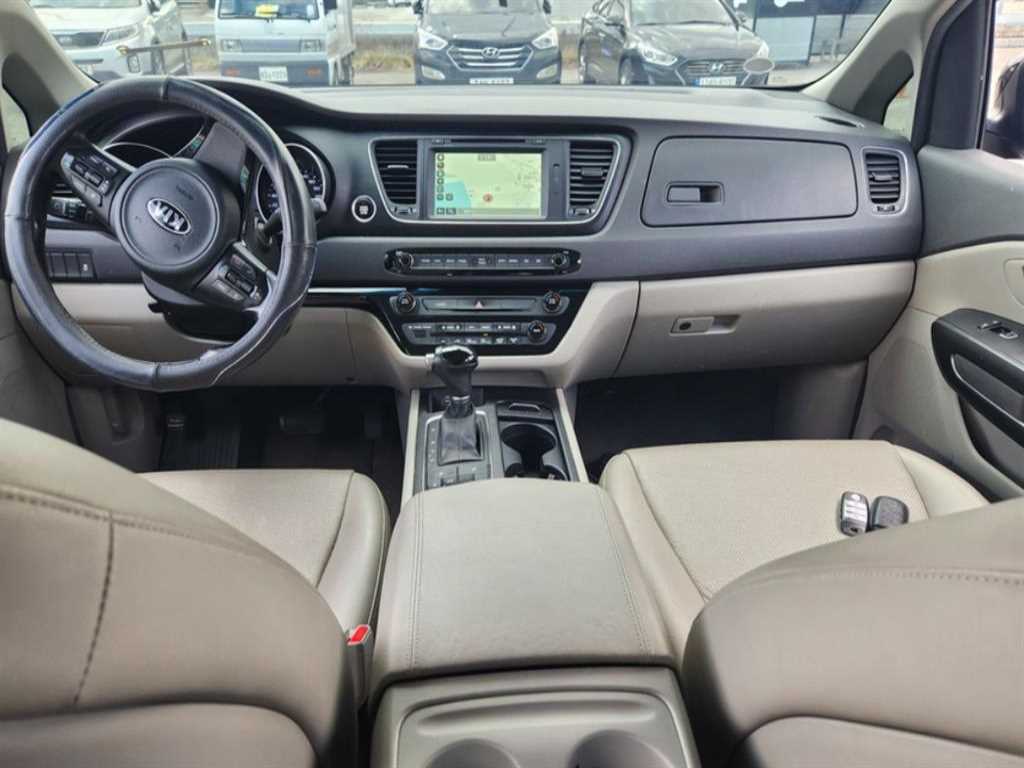 KIA Carnival - Vista 11