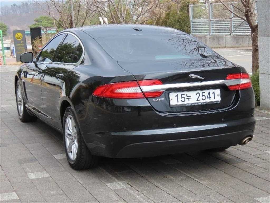 Jaguar XF - Vista 4