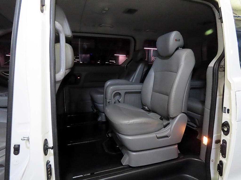 HYUNDAI Starex - Vista 7