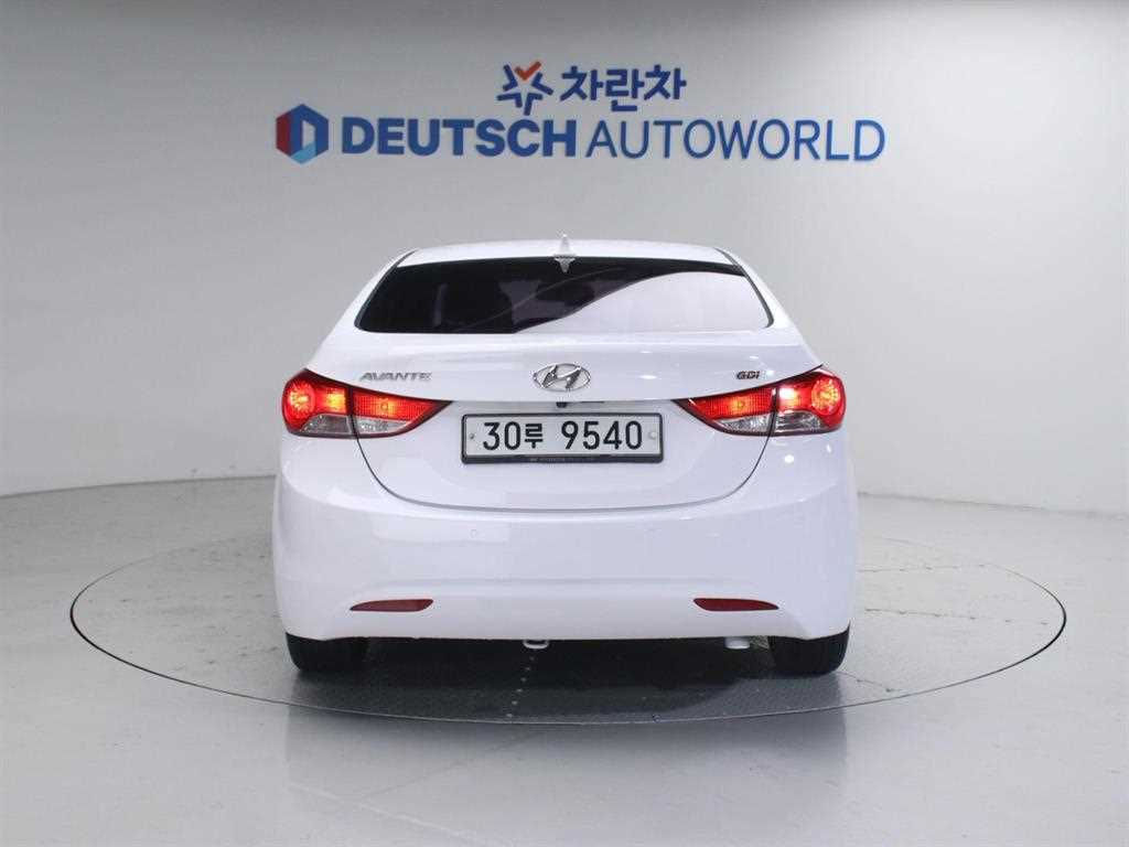 HYUNDAI Avante - Vista 4