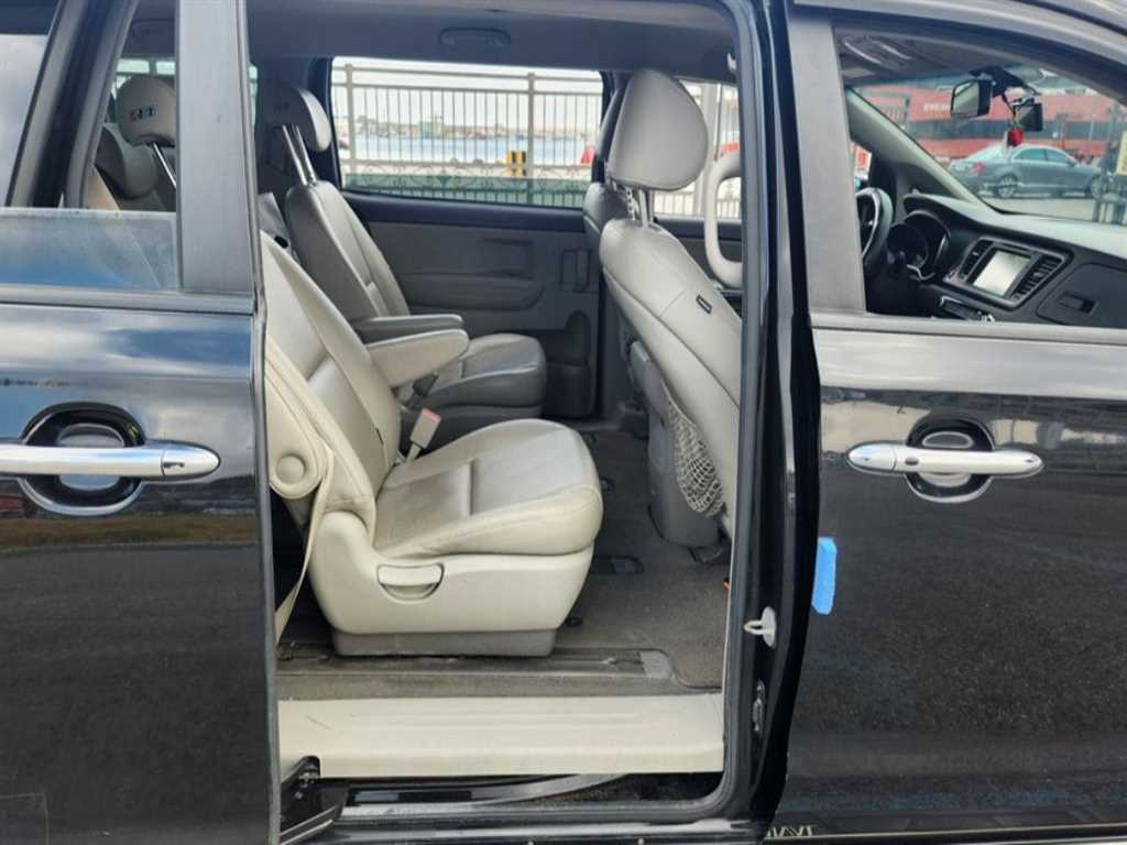 KIA Carnival - Vista 8