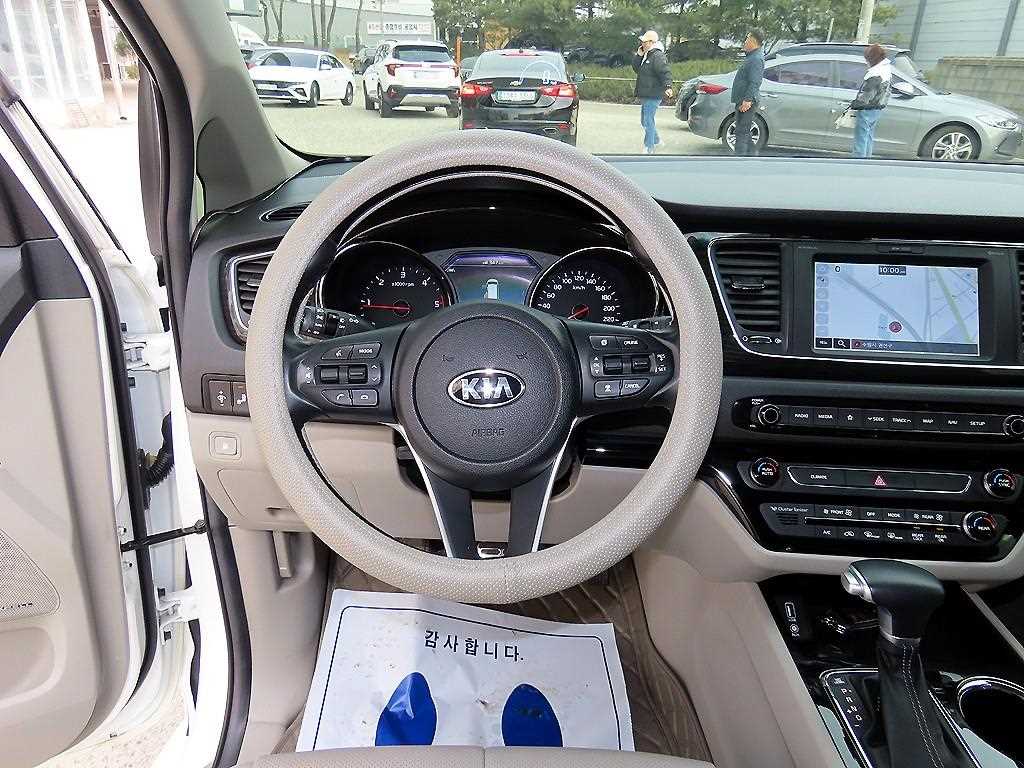 KIA Carnival - Vista 9