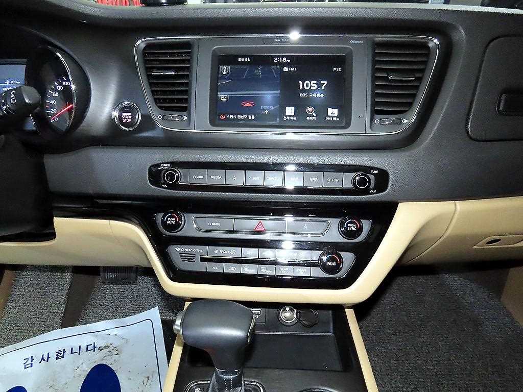 KIA Carnival - Vista 11