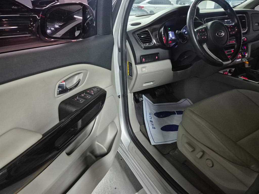 KIA Carnival - Vista 11