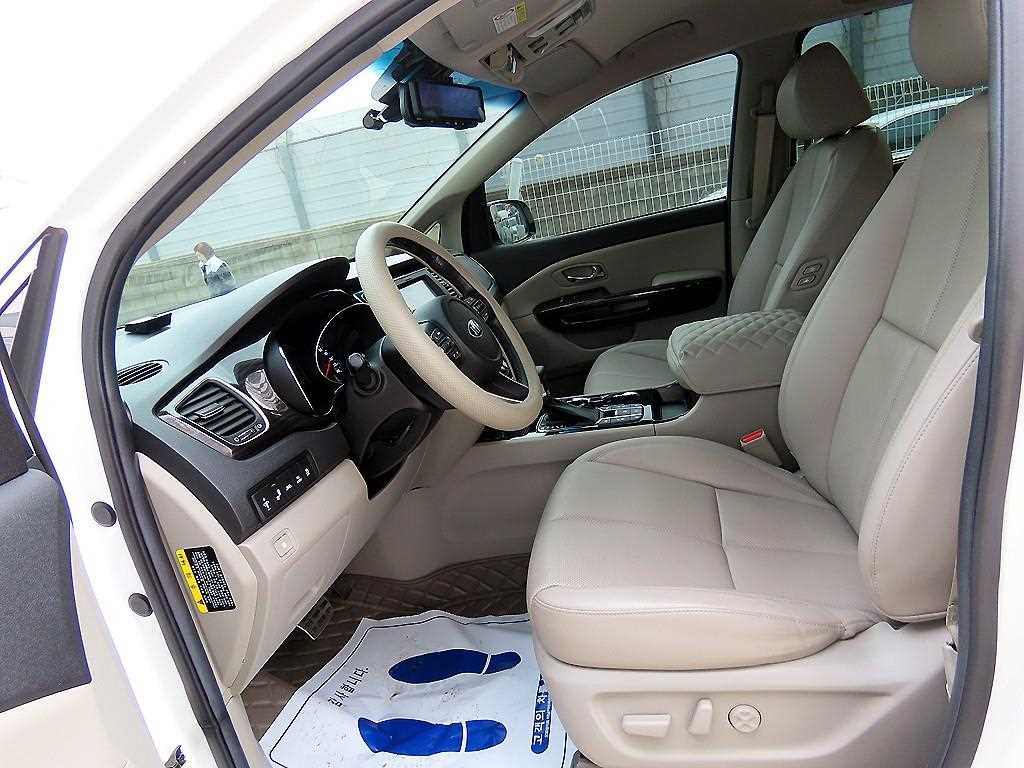 KIA Carnival - Vista 5