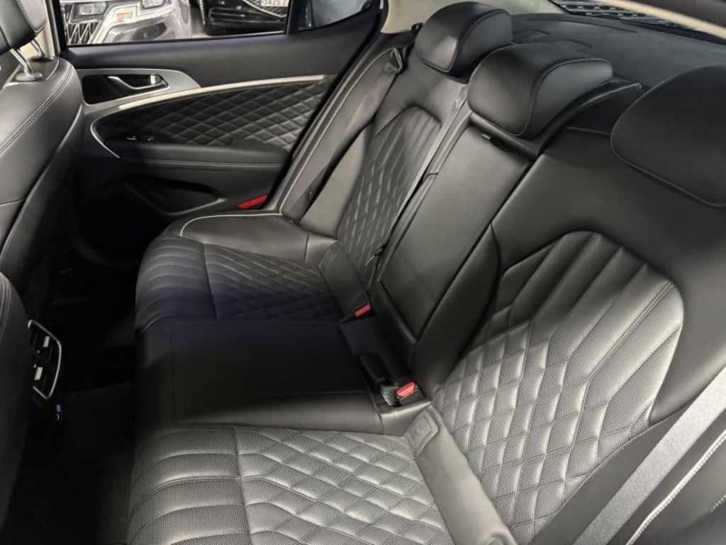 Genesis G70 - Vista 8