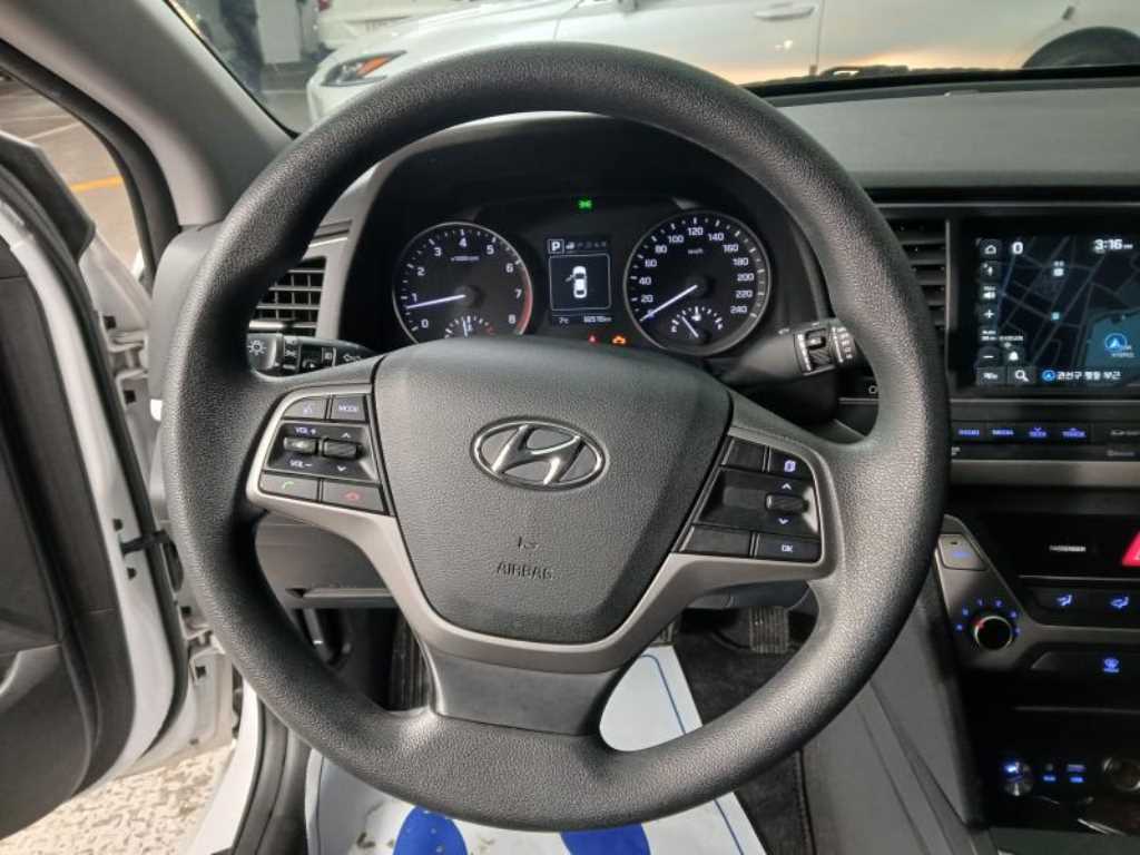 HYUNDAI Avante - Vista 8