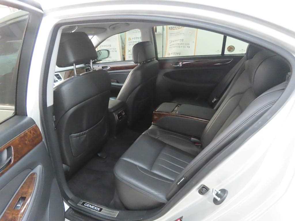 HYUNDAI Genesis - Vista 6