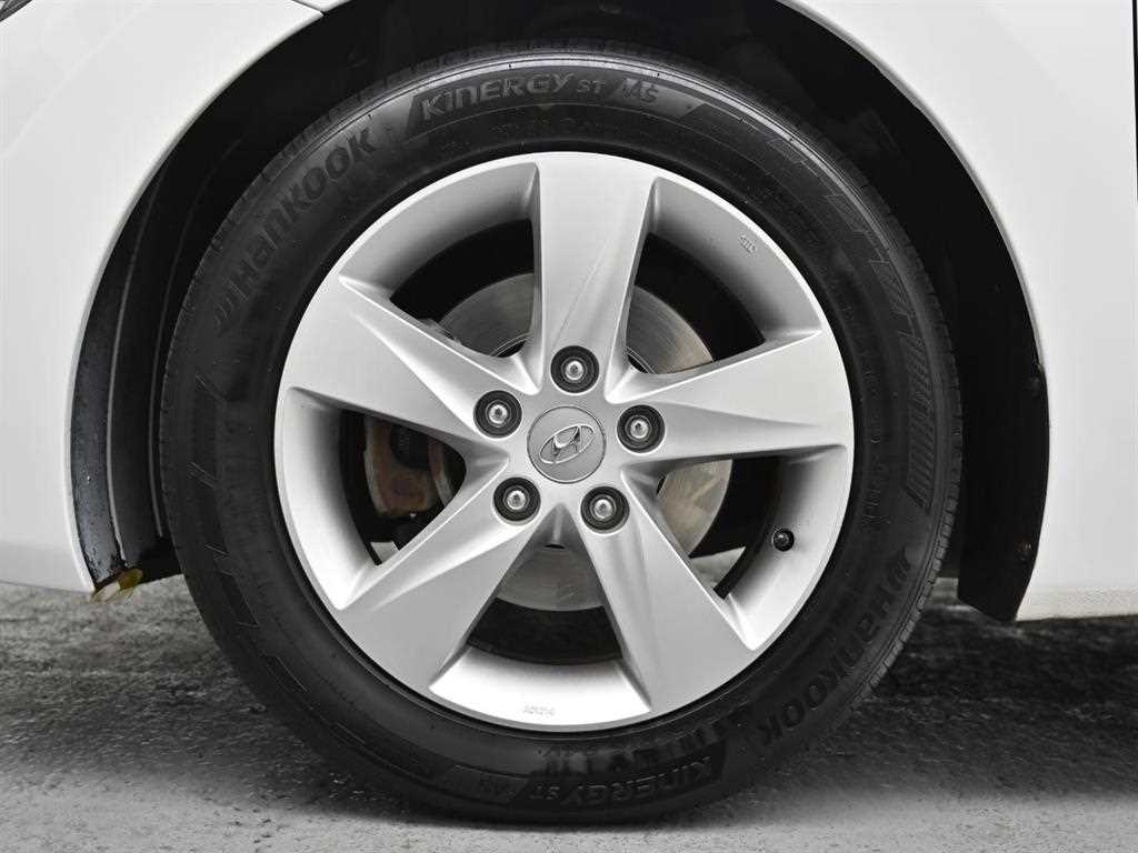 HYUNDAI Avante - Vista 5