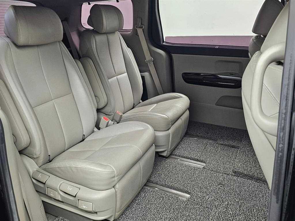 KIA Carnival - Vista 11