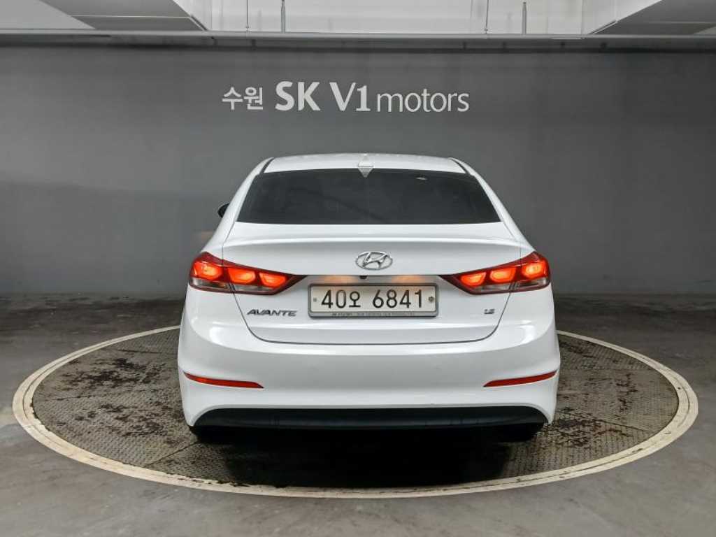 HYUNDAI Avante - Vista 5