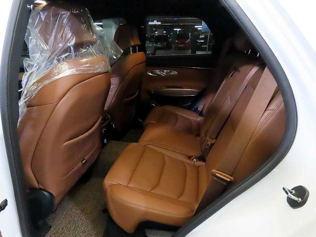 Genesis GV70 - Vista 8