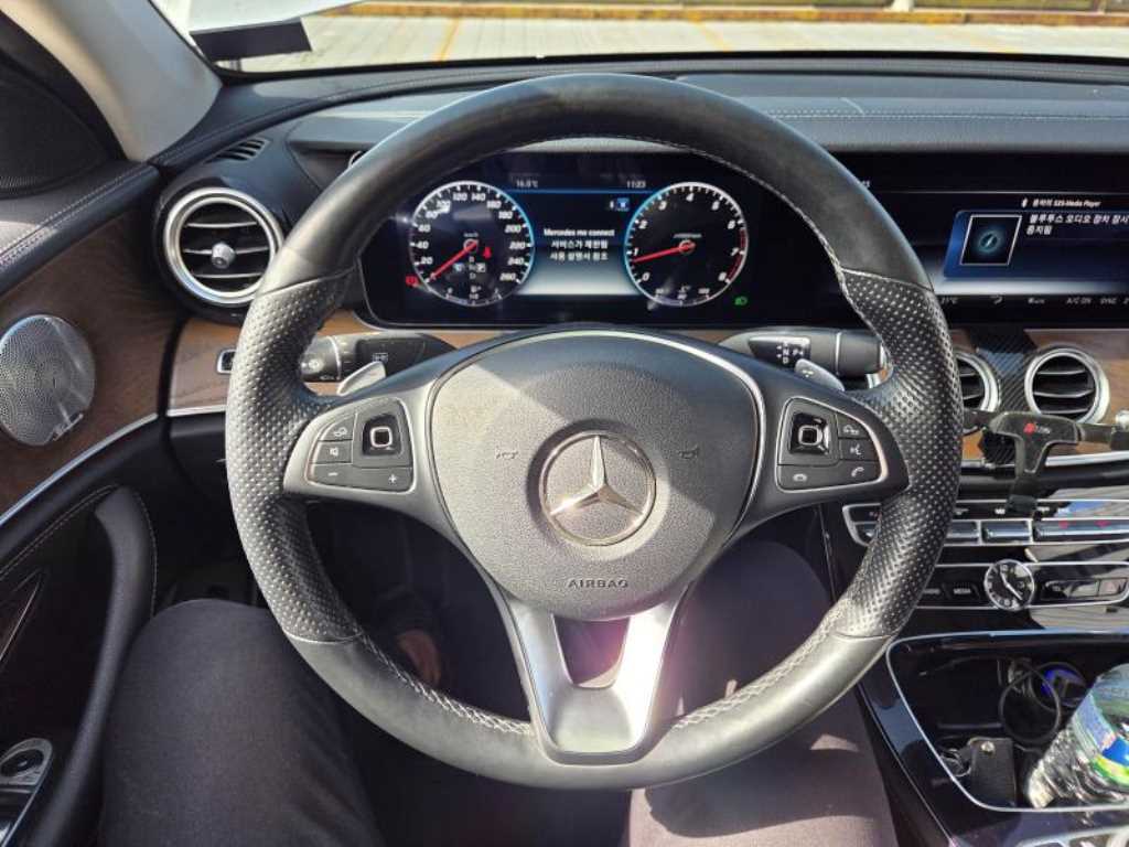 Mercedes Benz E class - Vista 8