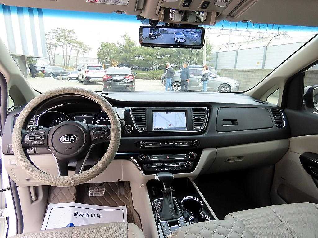 KIA Carnival - Vista 8