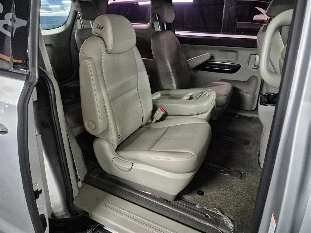 KIA Carnival - Vista 12