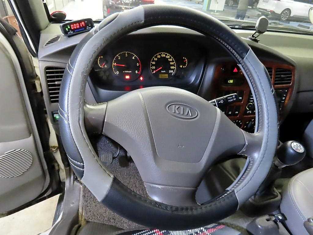 KIA Bongo 3 Minibus - Vista 8