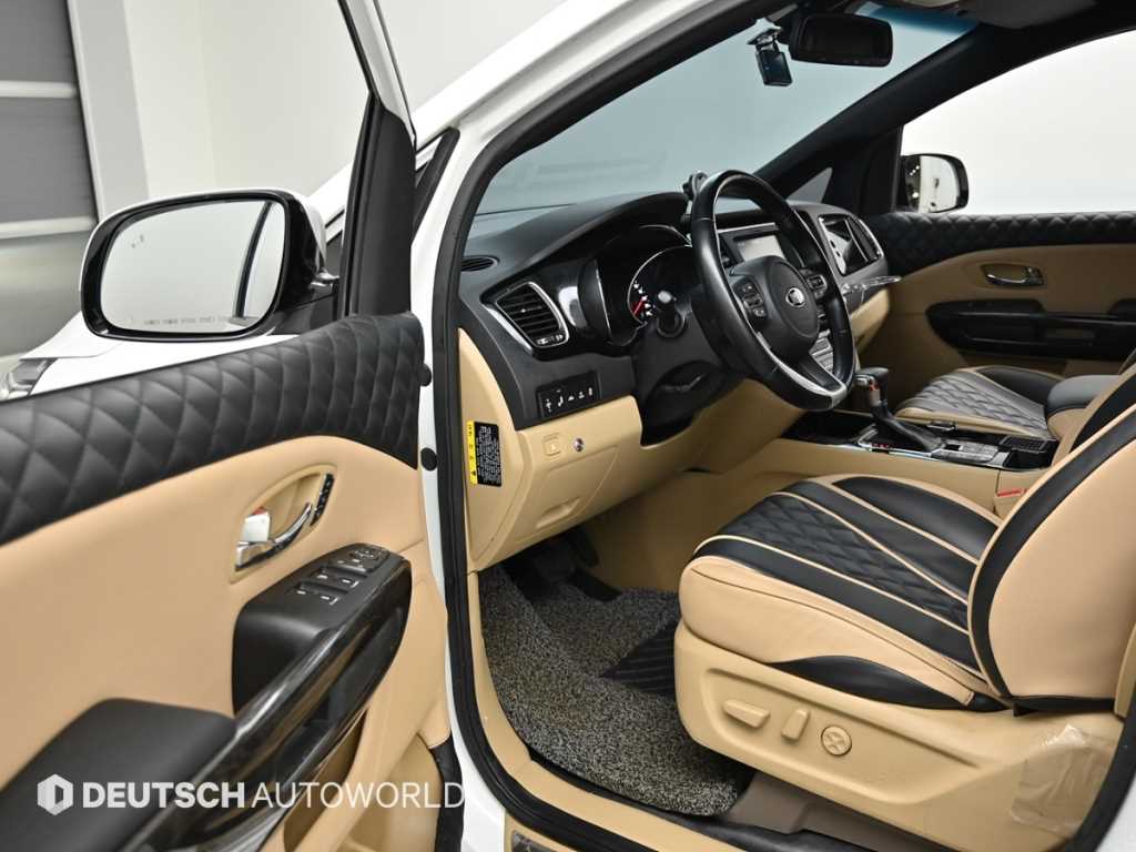 KIA Carnival - Vista 11