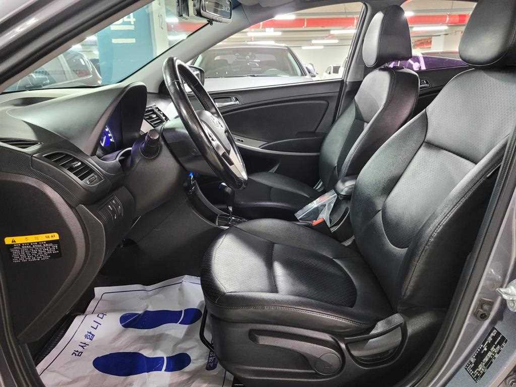 HYUNDAI Accent - Vista 7