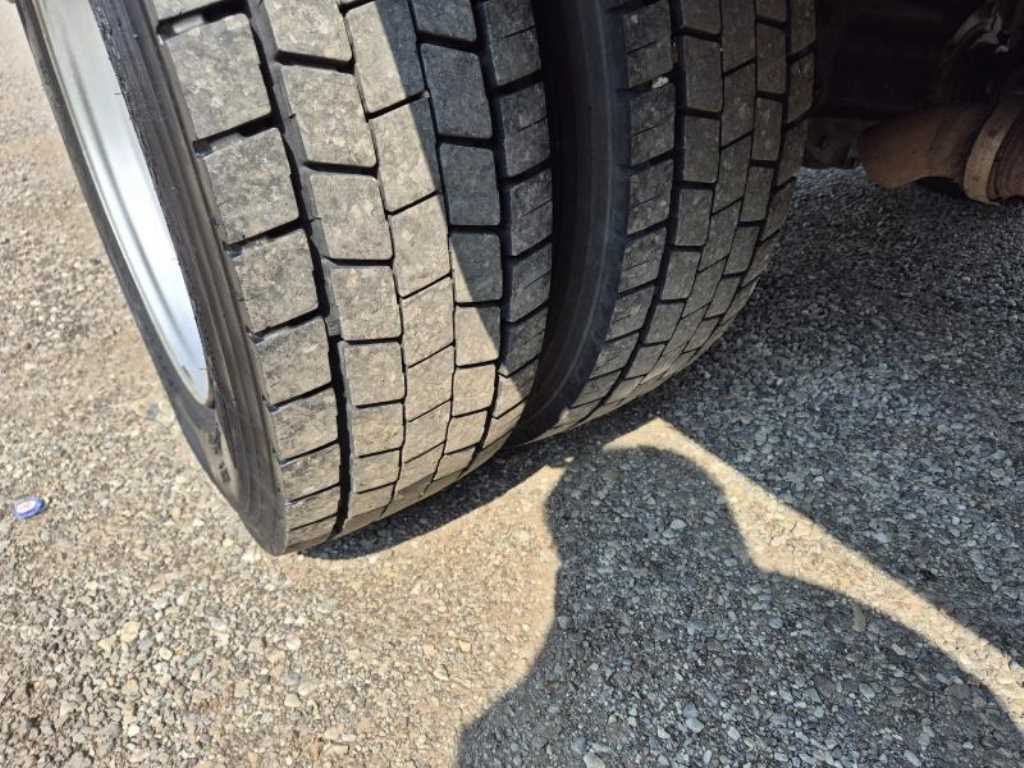 medium and large cargo truck - Vista 11