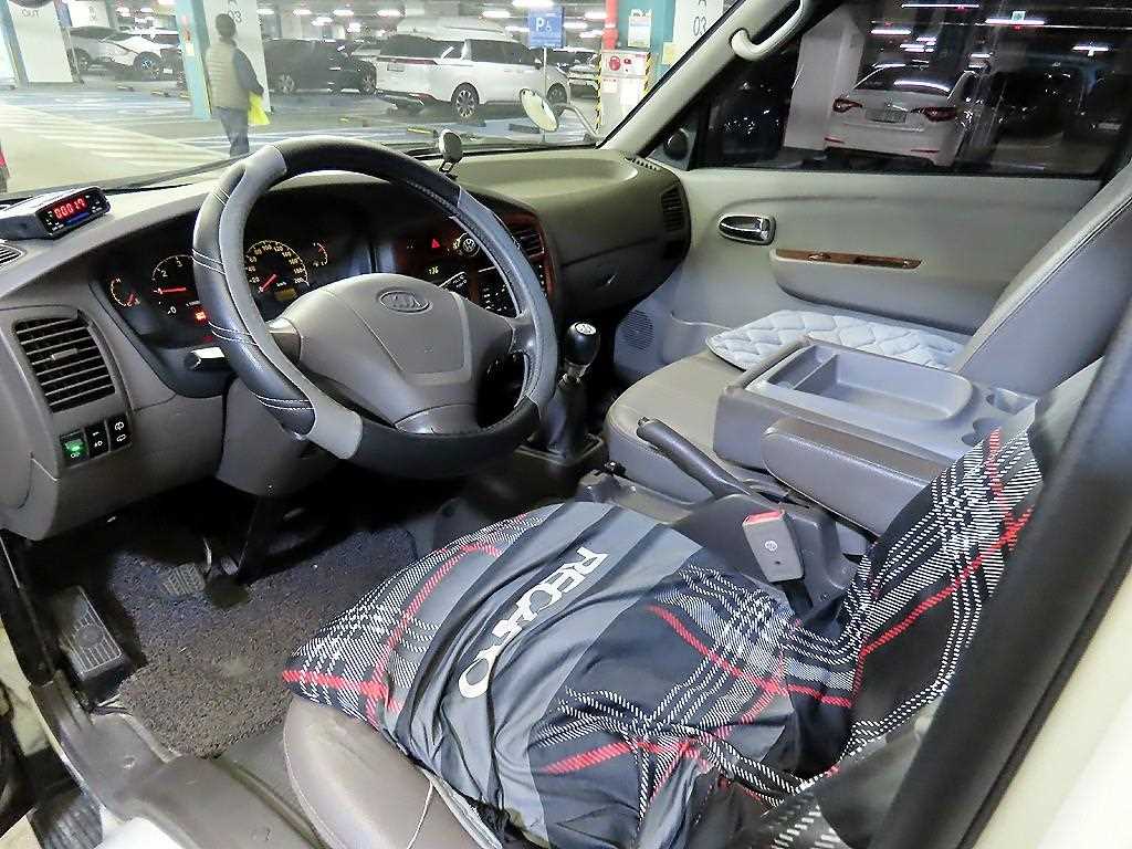 KIA Bongo 3 Minibus - Vista 10