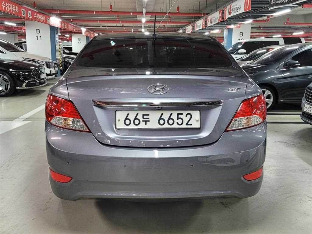 HYUNDAI Accent - Vista 4