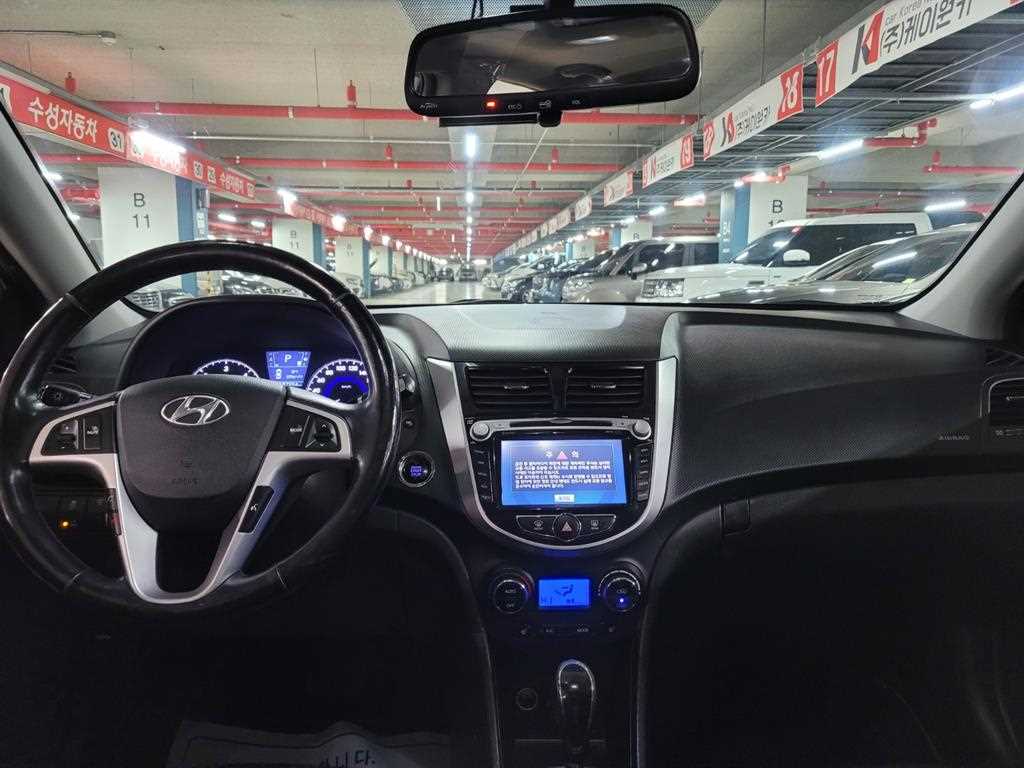 HYUNDAI Accent - Vista 6