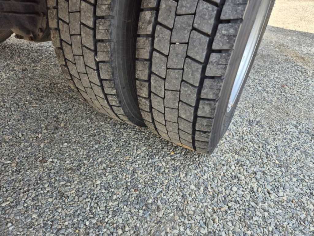 medium and large cargo truck - Vista 9