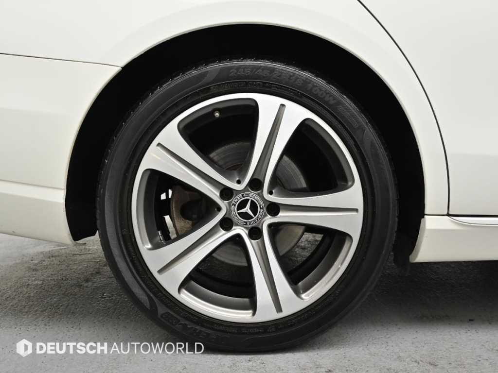 Mercedes Benz E class - Vista 5