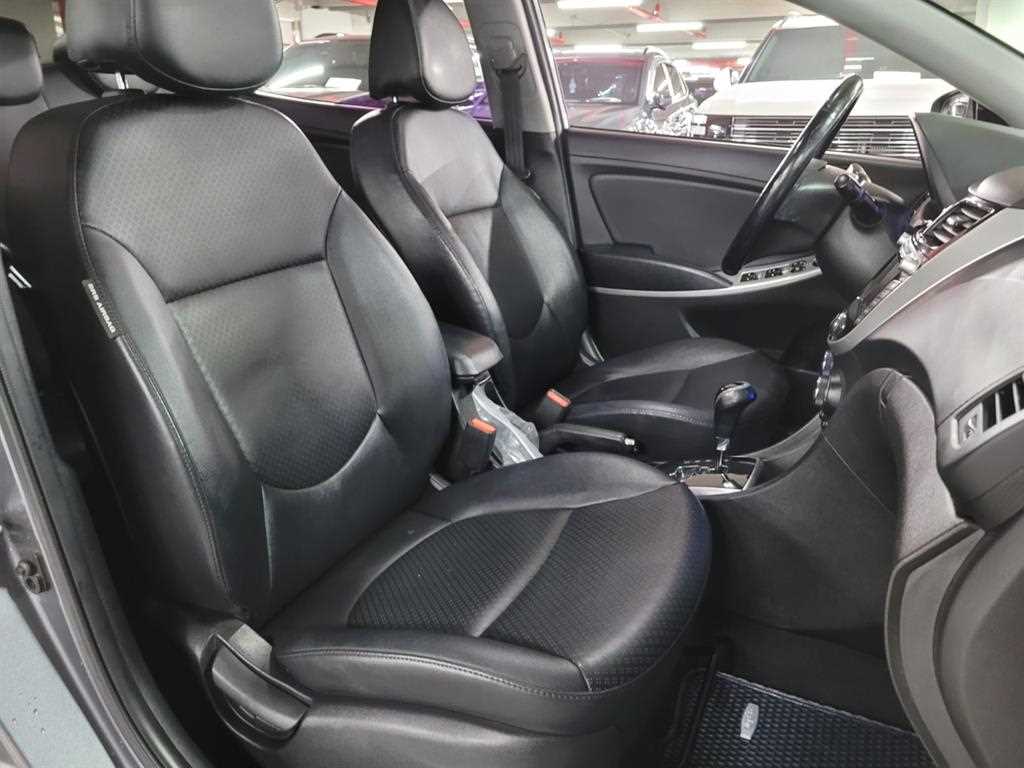 HYUNDAI Accent - Vista 8