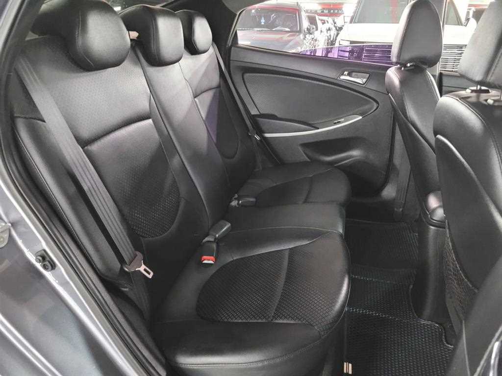 HYUNDAI Accent - Vista 9