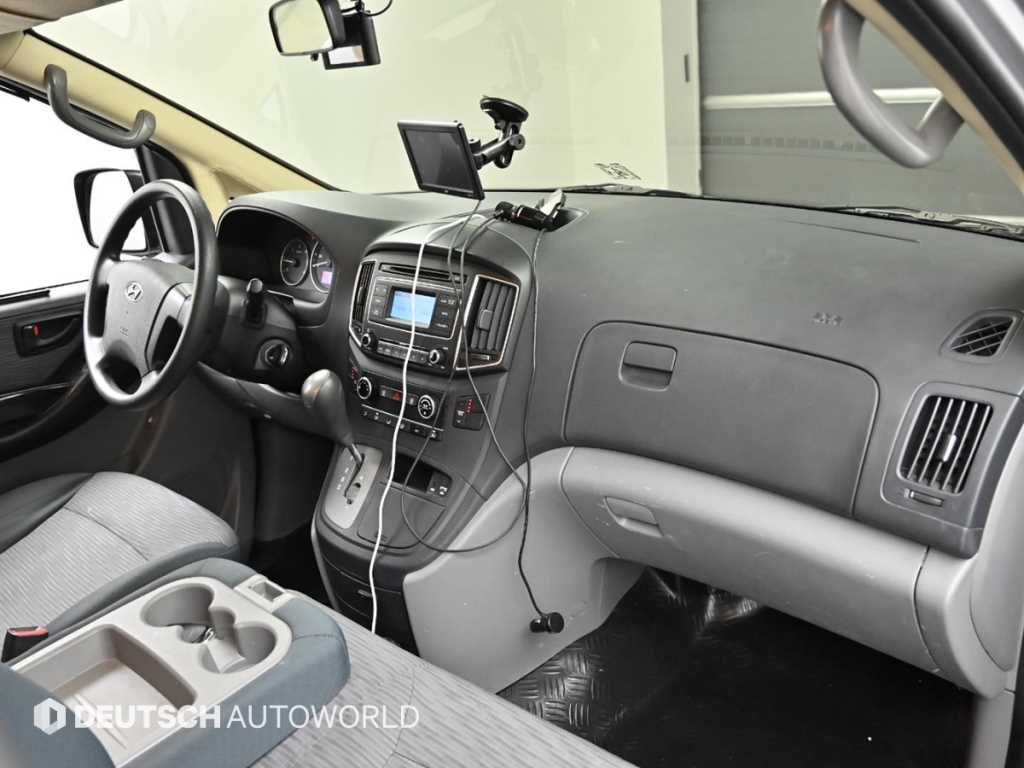 HYUNDAI Starex - Vista 7