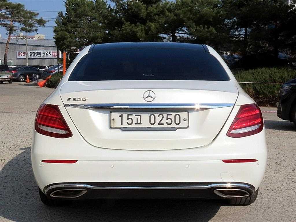 Mercedes Benz E class - Vista 4