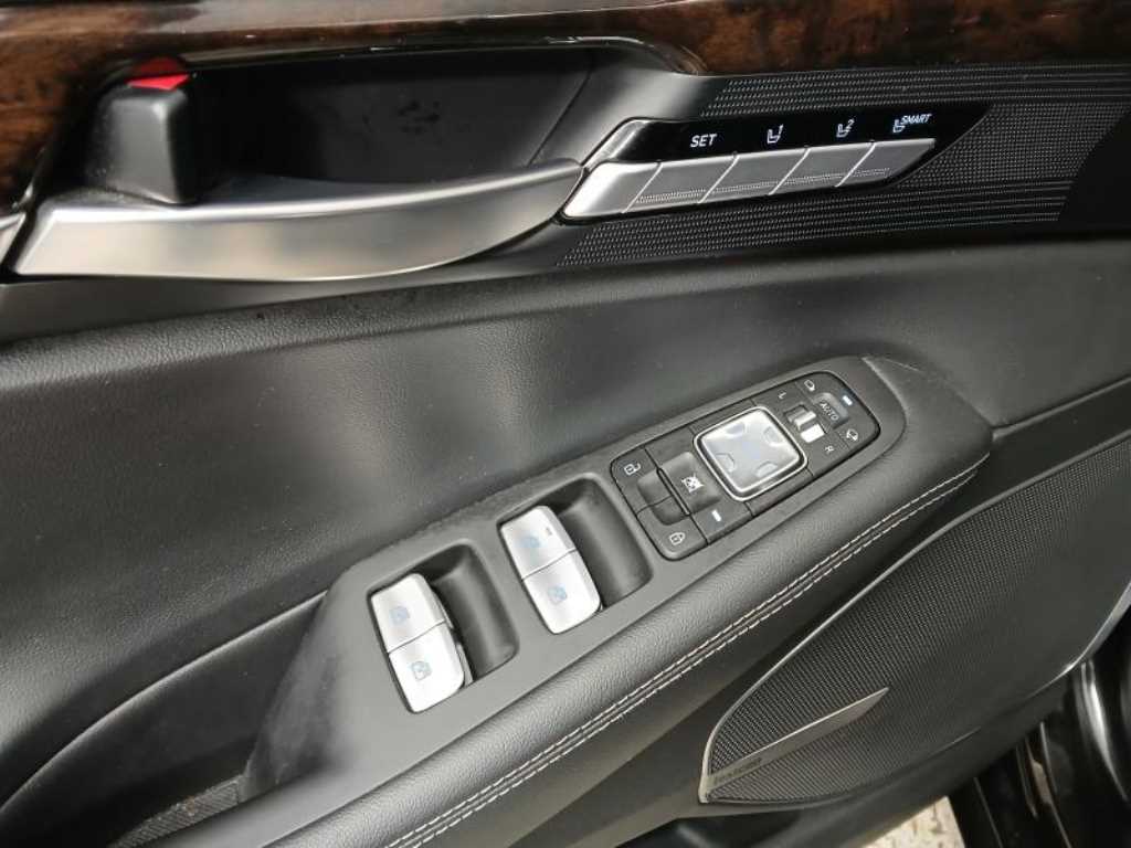 Genesis G90 - Vista 10