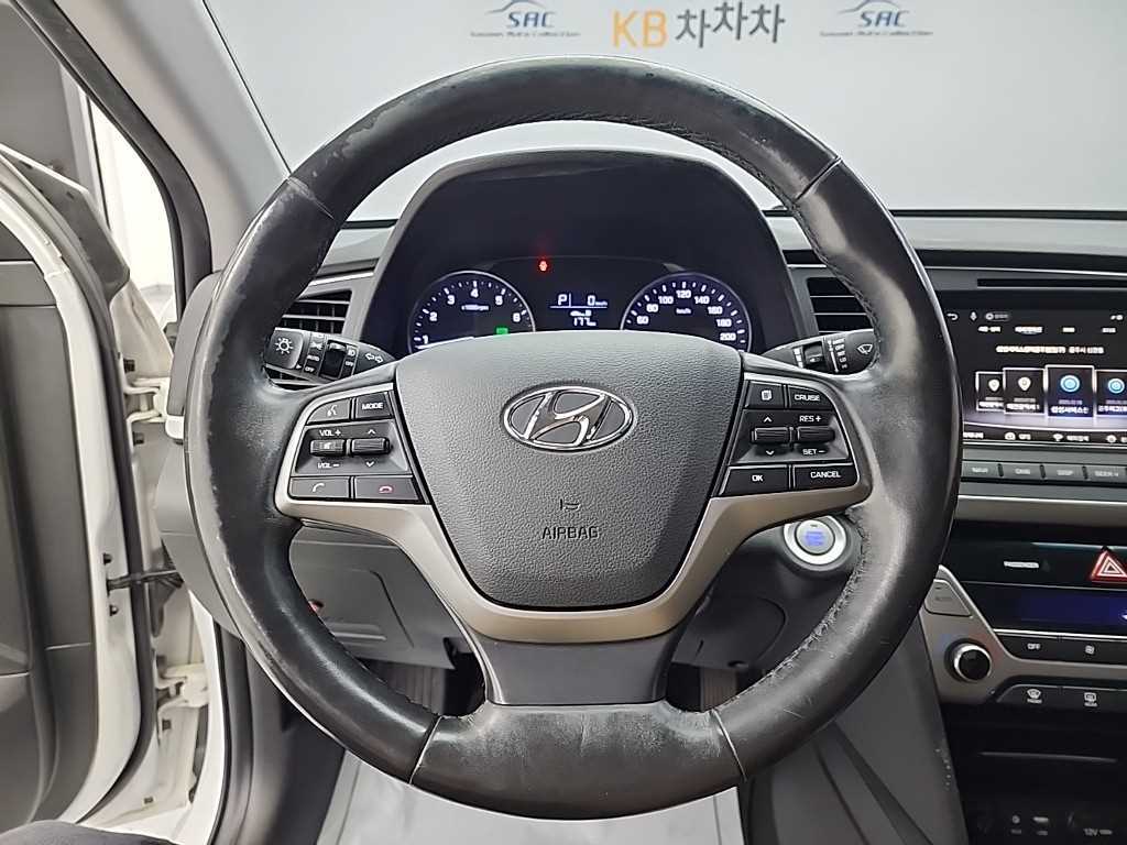 HYUNDAI Avante - Vista 9