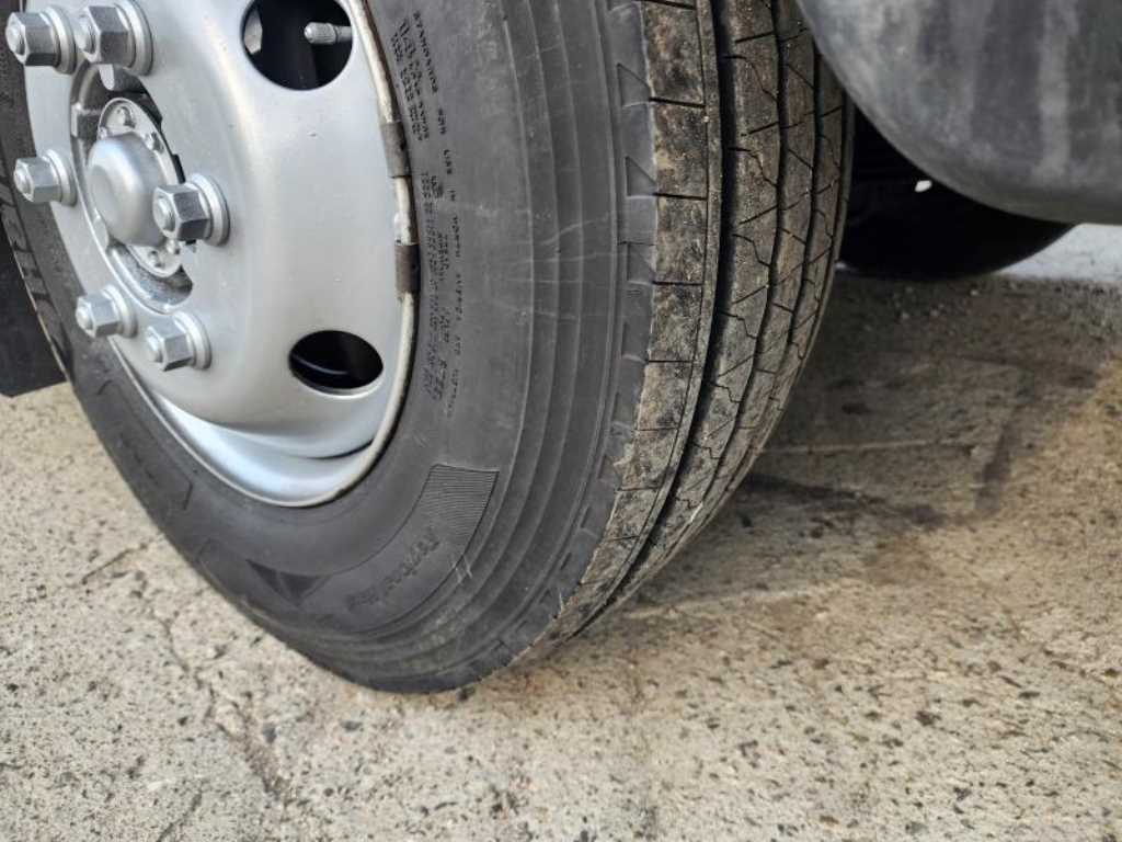 medium and large cargo truck - Vista 11