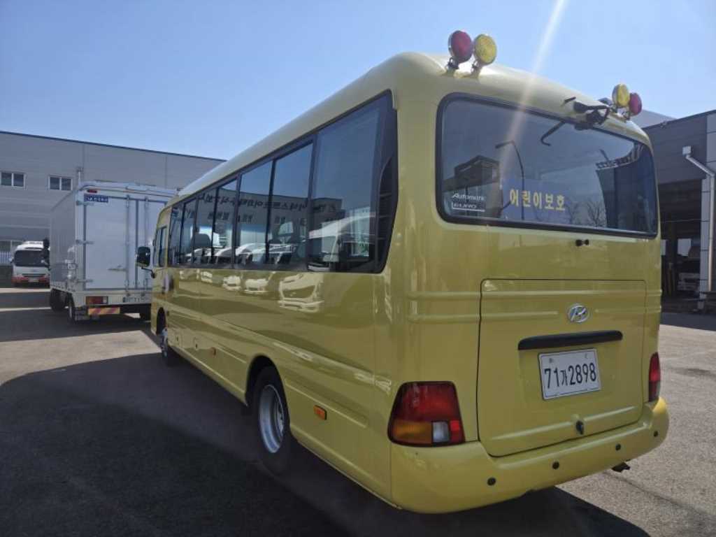 medium and large bus Hyundai bus - Vista 6