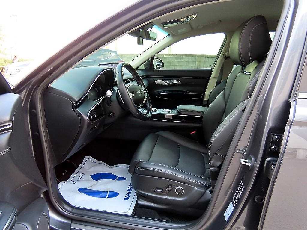 Genesis GV70 - Vista 5