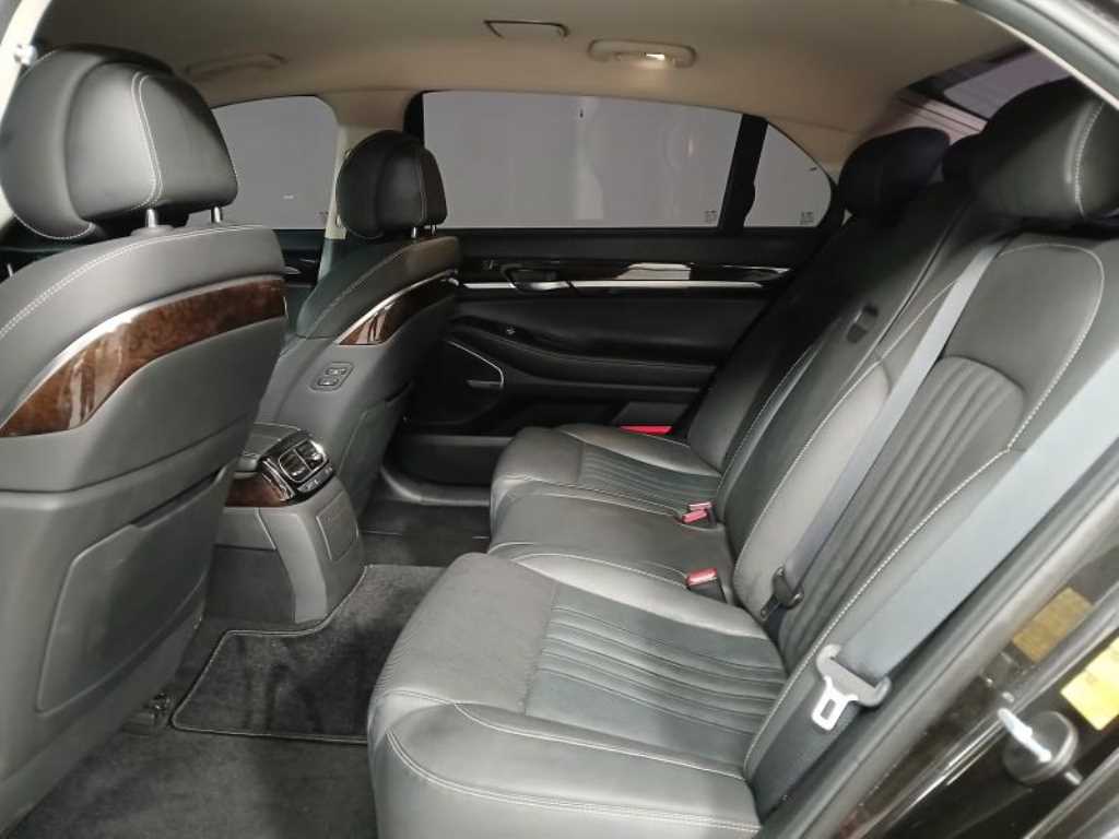 Genesis G90 - Vista 7