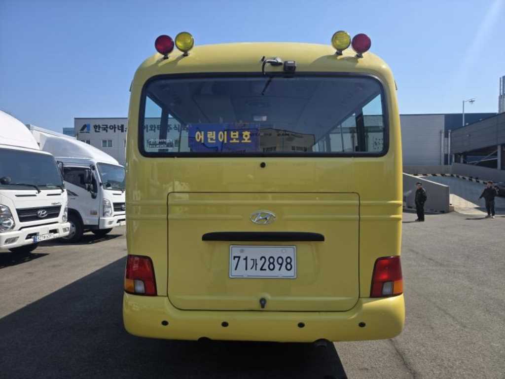medium and large bus Hyundai bus - Vista 4