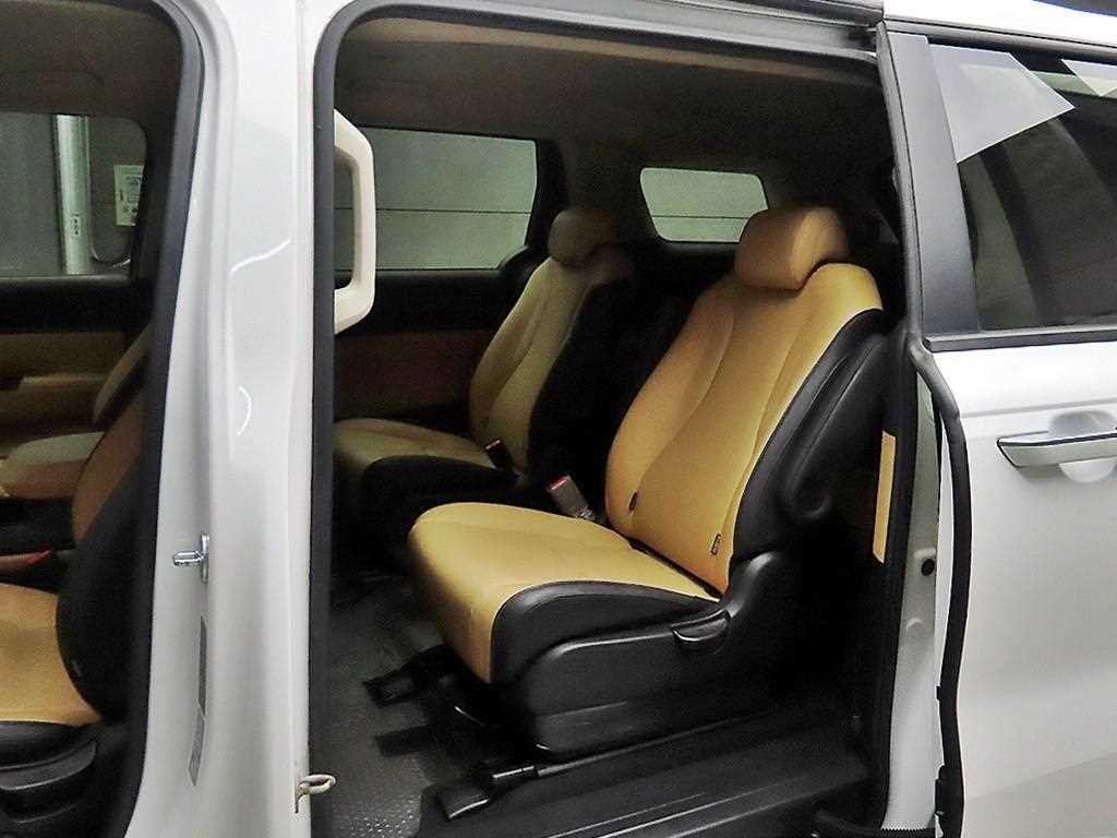 KIA Carnival - Vista 6